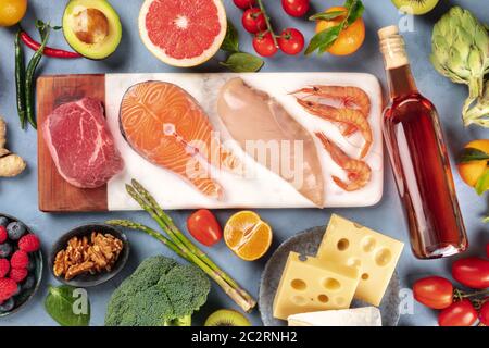 Dieta varia. Proteine diverse, vino, frutta, verdura, formaggio, noci. Cibo fresco, girato dall'alto. Una composizione piatta. M Foto Stock