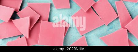 Ruby panorama di cioccolato, girato dalla parte superiore su uno sfondo blu Foto Stock