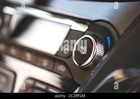 Pannello di controllo climatizzatore, impianto di raffreddamento auto. Primo piano della foto del pannello anteriore con la manopola AC Foto Stock