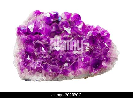 Violetto Cristallo pietra macro minerale. Cristalli di quarzo viola ruvido ametista geode isolato su bianco. Ametista gemma Crystal Dru Foto Stock
