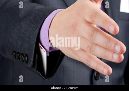 Imprenditore sta andando a handshake con asso nella manica Foto Stock