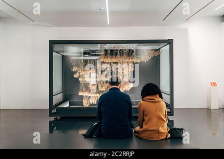 I turisti nel museo guardano al modello di corda inventato da Gaudi è un modo di progettare quando ha costruito serrature ad arco con l'aiuto di corde e pesi ordinari Foto Stock