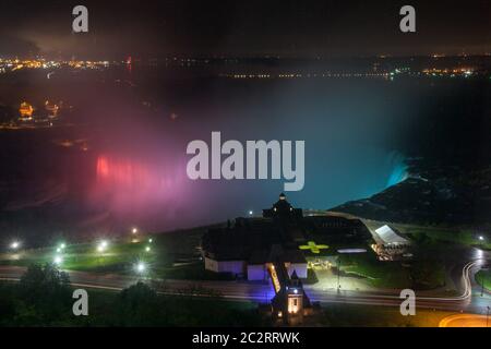 Vista panoramica dall'alto delle cascate del Niagara di notte, con luci colorate sull'acqua, cascate del Niagara, Ontario, Canada Foto Stock