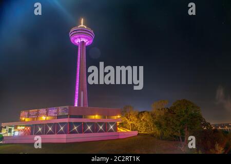La torre skylon di notte alle Cascate del Niagara, Cascate del Niagara, Ontario, Canada Foto Stock