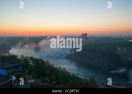 Vista panoramica e meravigliosa delle Cascate del Niagara dall'alto all'alba, Niagara Falls, Ontario, Canada Foto Stock