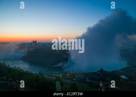 Vista panoramica e meravigliosa delle Cascate del Niagara dall'alto all'alba, Niagara Falls, Ontario, Canada Foto Stock