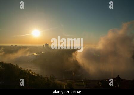 Vista panoramica e meravigliosa delle Cascate del Niagara dall'alto all'alba, Niagara Falls, Ontario, Canada Foto Stock