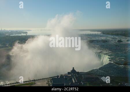 Vista panoramica e meravigliosa delle Cascate del Niagara dall'alto all'alba, Niagara Falls, Ontario, Canada Foto Stock