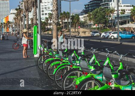 Tel Aviv/Israel-10/10/18: Tel-o-Fun, stazione di aggancio per la condivisione delle biciclette e terminal in una strada a Tel Aviv. Tel-o-Fun è un servizio di condivisione delle biciclette p Foto Stock