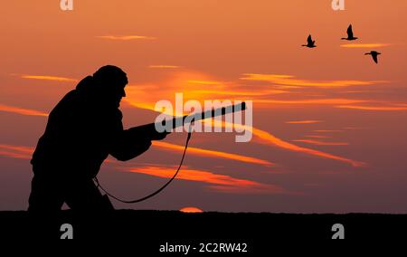 Silhouette di uomini sulla caccia Foto Stock