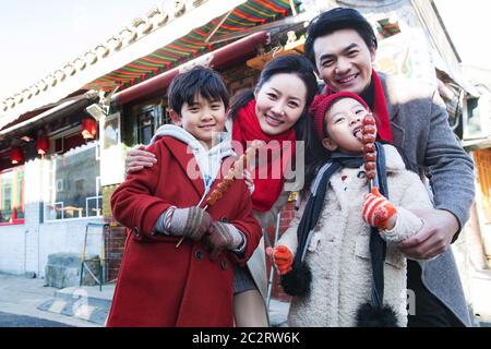 La famiglia ha mangiato la bacca zuccherata viaggio felice Foto Stock