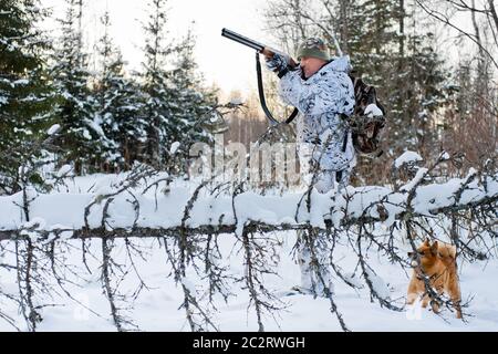 cacciatore in camuffamento sulla caccia invernale Foto Stock