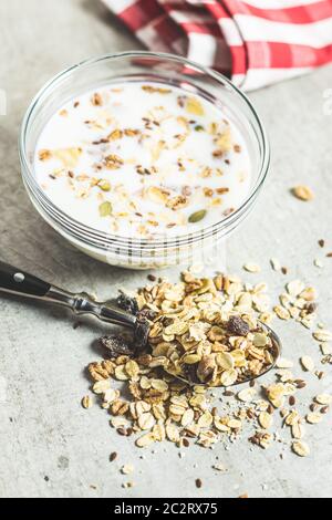 Colazione a base di cereali sani. Muesli misti e ciotola di latte. Foto Stock