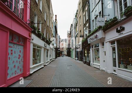 Deserta Foubert's Place vicino Carnaby Street a Soho, città di Westminster, Londra UK, sabato 6 giugno 2020, durante il blocco del coronavirus Foto Stock