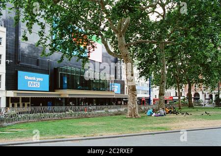 Leicester Square, nel centro di Londra UK, durante il blocco del coronavirus, sabato 6 giugno 2020 Foto Stock