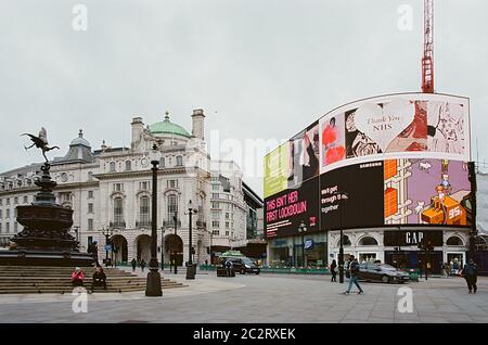 Piccadilly Circus nel West End di Londra, sabato 6 giugno 2020, durante il blocco del coronavirus Foto Stock