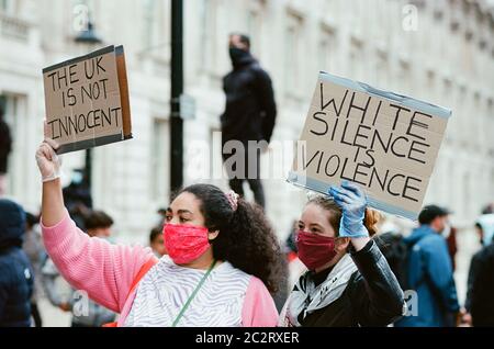 Manifestanti alla manifestazione Black Lives Matter a Westminster, Londra UK, il 6 giugno 2020, durante il blocco del coronavirus Foto Stock