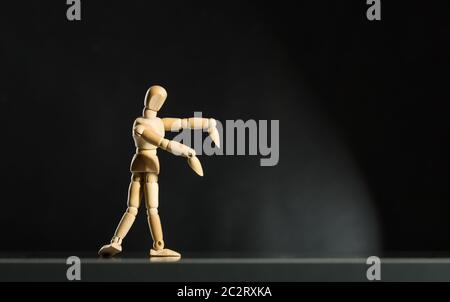 Manichino di legno umano che cammina come zombie Foto Stock