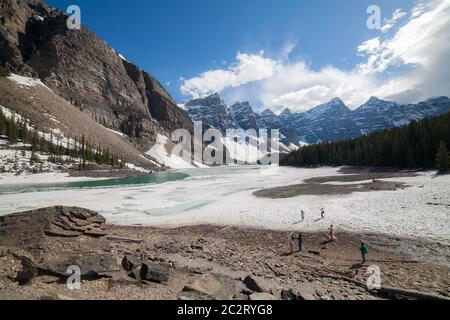 Paesaggio panoramico del lago Moraine nel Parco Nazionale di Banff, Alberta, Canada Foto Stock