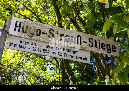 Strassenschild Hugo-Strauss-Stiege, verwittert, heruntergekommen, Erinnerung an den Buerger Hugo Strauss, 1942 von den Nazis im Konzentrationslager KZ Foto Stock