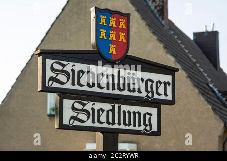 Hinweisschild auf die Siebenbuerger Siedlung mit Wappenbild der Siebenbuerger Sachsen, ehemals Bergarbeitersiedlung der Steinkohlenzeche Schlaegel & E. Foto Stock