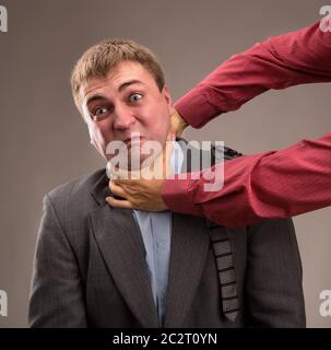 Aggressiva di lavoratore di ufficio mettere una lotta Foto Stock
