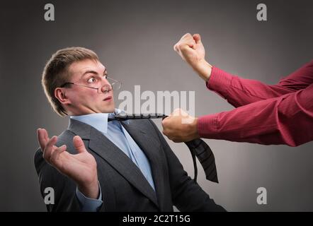 Aggressiva di lavoratore di ufficio mettere una lotta Foto Stock