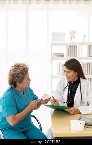 Medico prescrivere pillole paziente Foto Stock