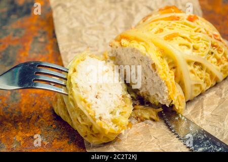 Involtini di cavolo al forno su sfondo rustico. Messa a fuoco selettiva. Profondità di campo poco profonda. Foto Stock