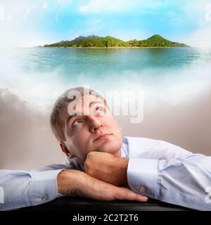 Stanco lavoratore di ufficio fantasticando su Vacanza tropicale Foto Stock