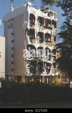 Tel Aviv/Israel-12/10/18: Una facciata dell'edificio residenziale al 181 di Hayarkon Street, conosciuta come la "casa pazza", di fronte all'argine di Tel Aviv Foto Stock