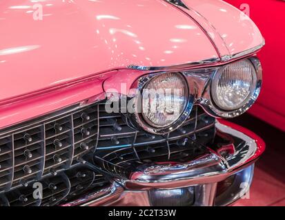 Istanbul, Turchia, 23 marzo 2019: Primo piano della Cadillac de Ville rosa. Dettaglio sul faro di un'auto classica d'epoca. Selec Foto Stock