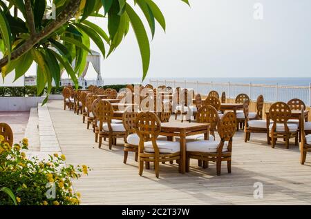 Accogliente ristorante o bar sul territorio degli hotel a cinque stelle con vista sul mare a Sharm El Sheikh. Estate in Egitto. Foto Stock