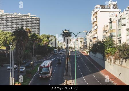 Tel Aviv/Israel-12/10/18: Vista di Hayarkon Street a nord. Hayarkon Street è una strada principale che corre approssimativamente parallela alla costa di te Foto Stock