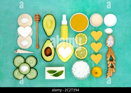 Trattamento di bellezza anti invecchiamento della pelle con limone, cetriolo e avocado, con prodotti idratanti termali, ex fogliame e detergenti. Disposizione piatta. Foto Stock