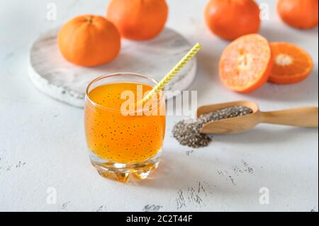 Bicchiere di succo d'arancia con semi di basilico Foto Stock