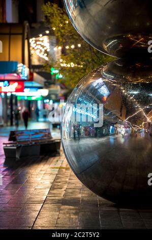 Spheres Sculpture ('Mall's Balls') di notte nel Centro commerciale Rundle - Adelaide, Australia Meridionale Foto Stock