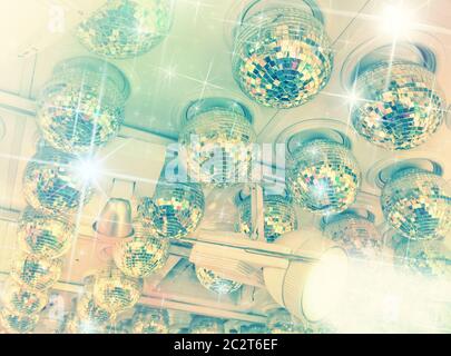 Molte sfere da discoteca sul soffitto in un night club Foto Stock