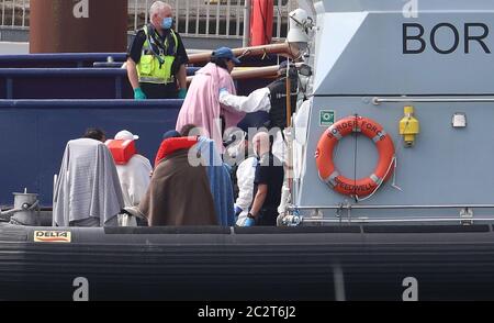 Un gruppo di persone che si pensa siano migranti viene portato a dover, Kent, a seguito di un certo numero di piccoli incidenti in barca nella Manica, questa mattina. Foto Stock