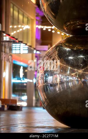 Spheres Sculpture ('Mall's Balls') di notte nel Centro commerciale Rundle - Adelaide, Australia Meridionale Foto Stock
