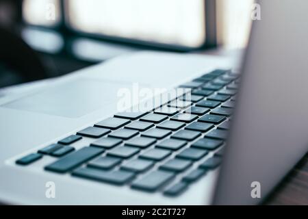 vista laterale. aprire il laptop sul desktop. Foto Stock