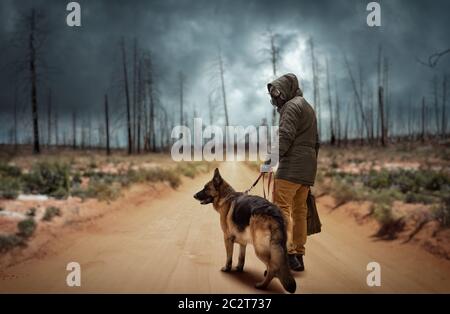 Stalker soldato in maschera a gas e un cane in zona radioattivi, sopravvissuti dopo la guerra nucleare. Mondo apocalittico. Post-apocalypse lifestyle su rovine, doom Foto Stock