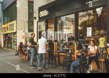 Tel Aviv/Israel-12/10/18: Socializzare nella gelateria Otello in via Dizengoff a Tel Aviv Foto Stock