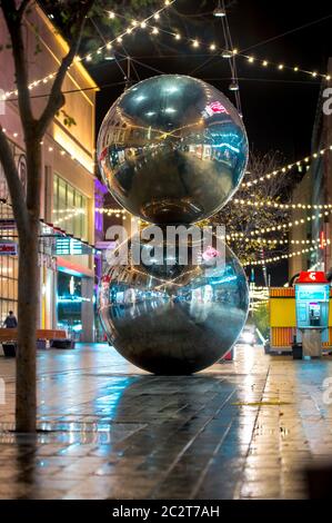 Spheres Sculpture ('Mall's Balls') di notte nel Centro commerciale Rundle - Adelaide, Australia Meridionale Foto Stock