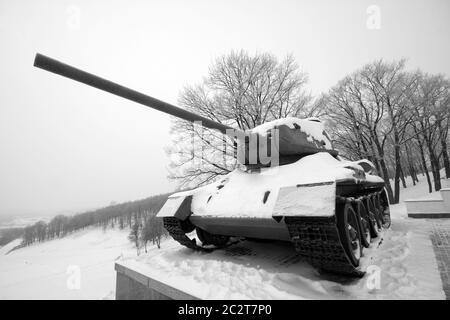 Vecchio congelati russo WWII serbatoio T-34 nel memorial Foto Stock