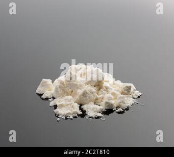 Pila di cocaina su sfondo grigio Foto Stock