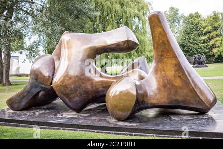 Henry Moore scultura statua bronzo tre pezzi scultura vertebre Foto Stock