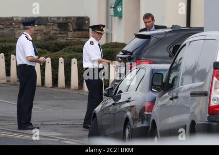 Il commissario del Garda Drew Harris (al centro) arriva sulla scena di Castlerea, Co Roscommon, dove il Detective Garda Colm Horkan morì dopo essere stato ucciso il mercoledì sera. Gardai ha detenuto un uomo in relazione all'incidente. Foto Stock