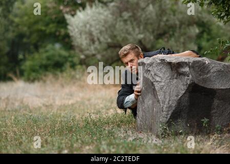 Uomo d'affari da solo in vestito strappato che si nasconde sull'isola deserta. Rischio aziendale, collasso o concetto di fallimento Foto Stock