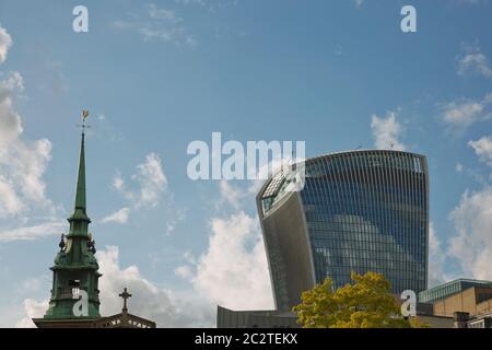 Lo skyline della città è caratterizzato da un edificio di 20 fenchurch Street conosciuto come il Walkie talkie a Londra Foto Stock